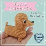 Perro de ganchillo adornado con las palabras "perro salchicha", mostrando un estilo encantador y divertido.