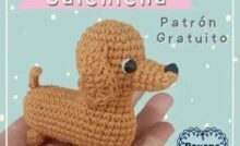 Perro de ganchillo adornado con las palabras "perro salchicha", mostrando un estilo encantador y divertido.