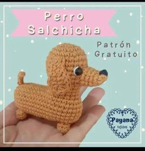 Perro de ganchillo adornado con las palabras "perro salchicha", mostrando un estilo encantador y divertido.